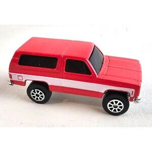 Maisto 1979 Chevrolet K5 Blazer Red White Diecast Toy Truck 1:64 SUV